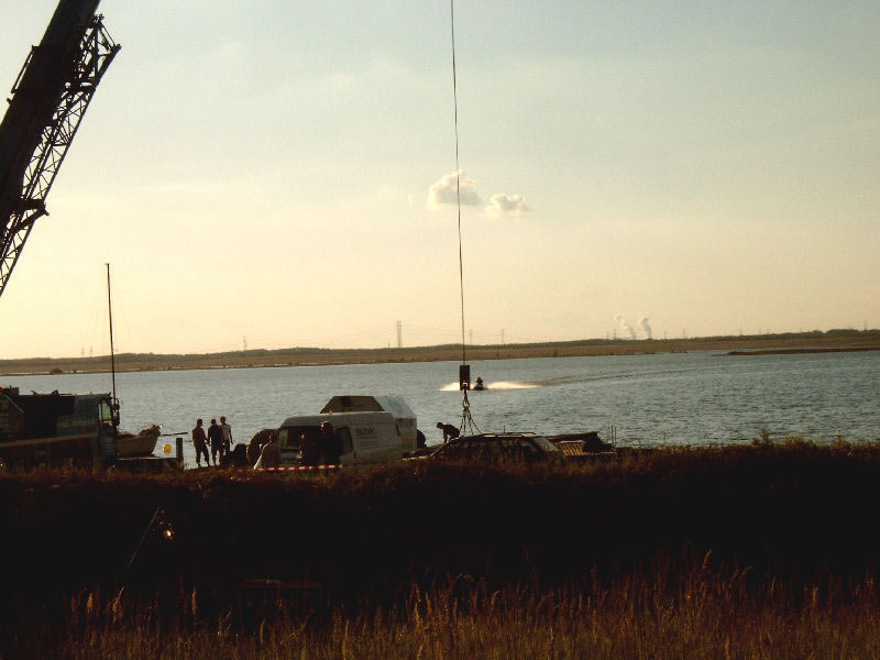 ein Schnellboot wird ins Wasser gelassen